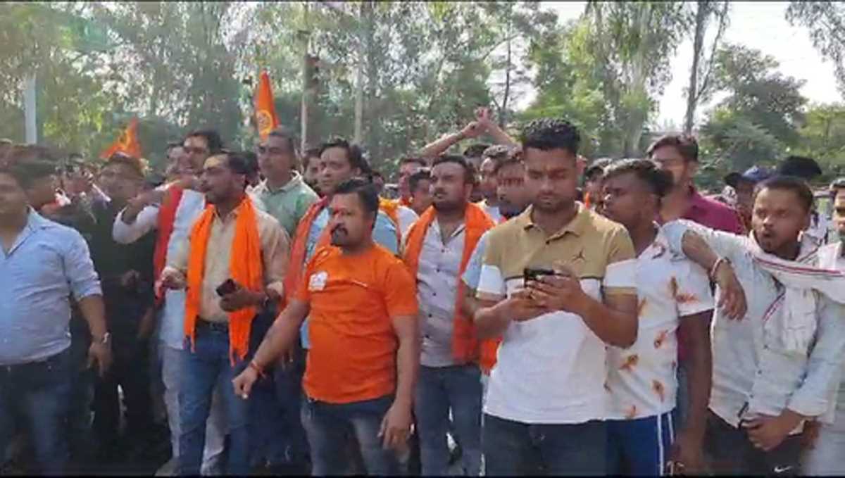 गाजियाबाद में धारा-144 के बाद भी उमड़ी सैकड़ों की भीड़, धक्का-मुक्की में गिरे यति नरसिंहानंद गिरी गाजियाबाद में धारा-144 के बाद भी उमड़ी सैकड़ों की भीड़, धक्का-मुक्की में गिरे यति नरसिंहानंद गिरी